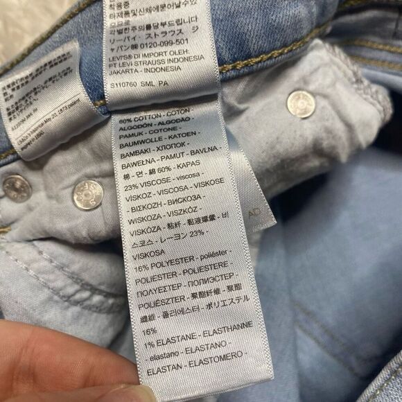 Levis Boyfriend Skinny Jeans Light Blue Denim Size 28 x 30 Stretchy Measures 32x - Picture 3 of 11